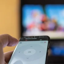 Pilot z telefonu – 5 aplikacji, które zmienią smartfona w pilota do telewizora