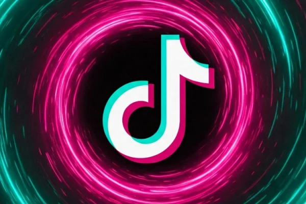 grafika przedstawiająca logo Tik Toka w różowo zielonym wirze