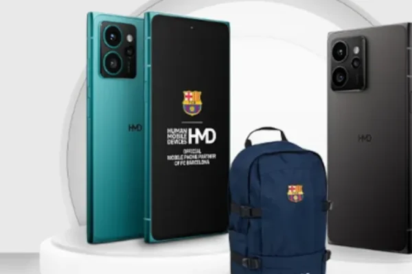 grafika przedstawiająca smartfona HMD Skyline w kilku wersjach kolorystycznych w promocji z plecakiem FC Barcelona