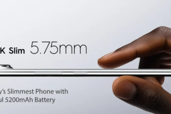 grafika przedstawiająca najcieńszy smartfon świata Tecno Spark Slim trzymany paroma palcami