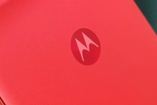 zdjęcie przedstawiające smartfona Motorola Edge 50 Neo w czerwonej wersji kolorystycznej
