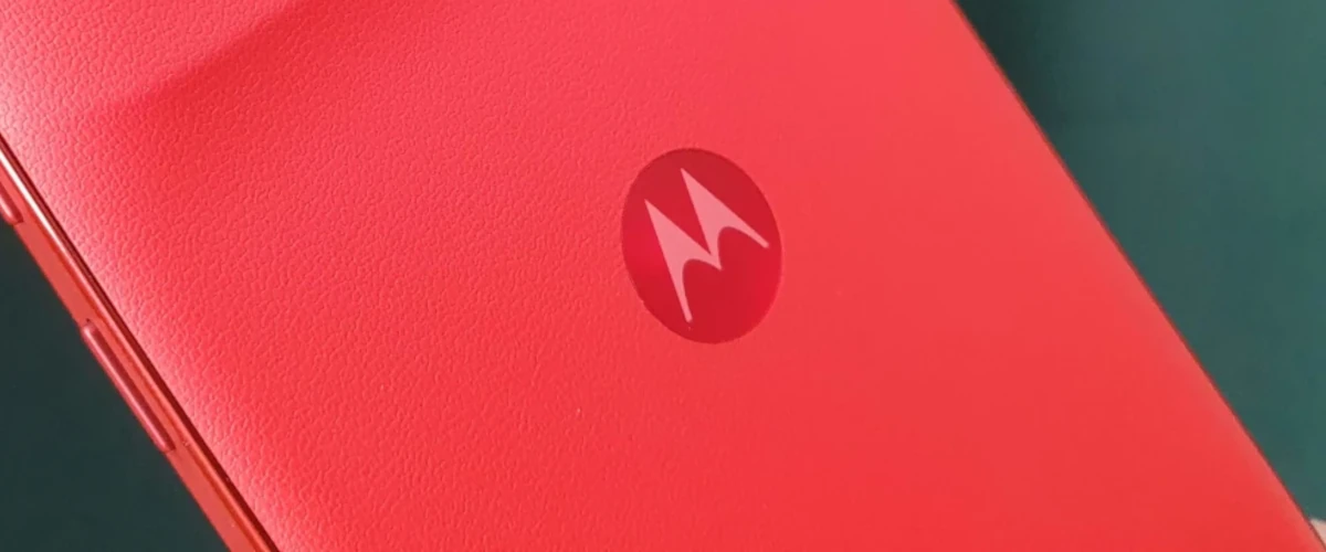 zdjęcie przedstawiające smartfona Motorola Edge 50 Neo w czerwonej wersji kolorystycznej