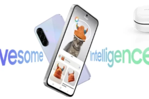 grafika przedstawiająca smartfona Samsung Galaxy A56 w promocji przedsprzedażowej ze słuchawkami