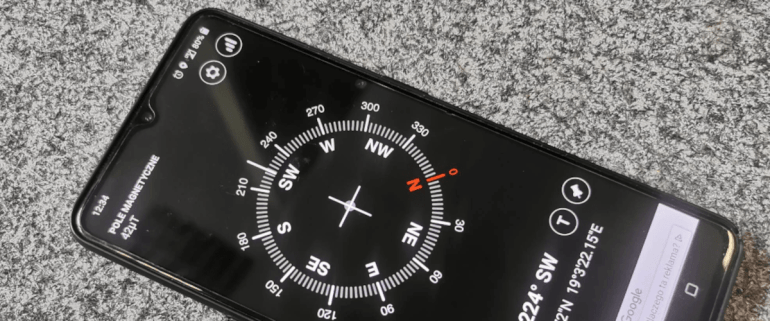 zdjęcie smartfona z zainstalowaną aplikacją kompas w telefonie