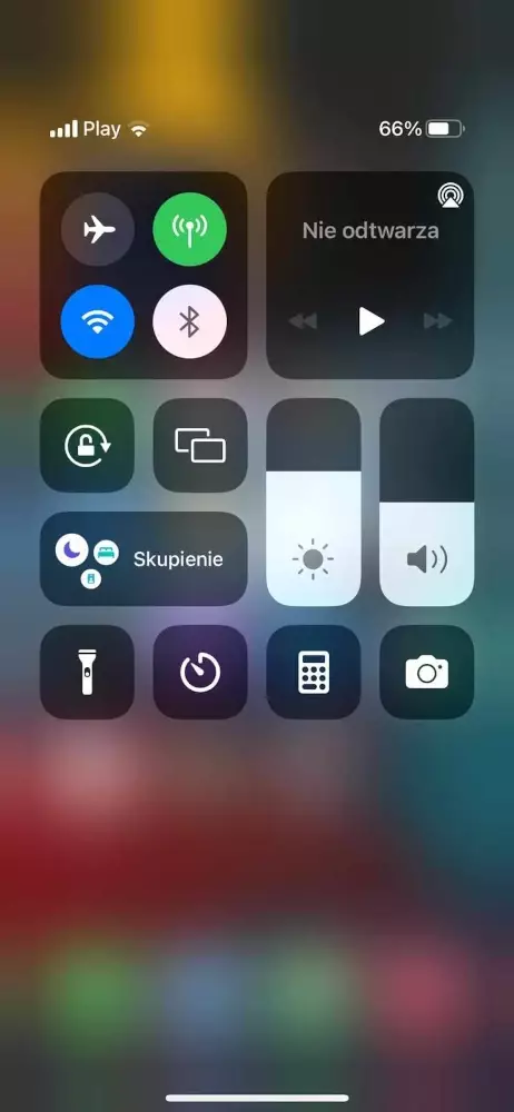 screenshot przedstawiający jak wyłączyć Internet w telefonie z iOS