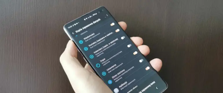 zdjęcie przedstawiające Samsunga Galaxy S10+ trzymanego w ręce z otwartymi ustawieniami kopii zapasowej Androida