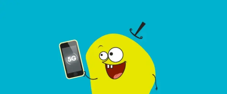 grafika przedstawiająca maskotkę operatora nju z telefonem