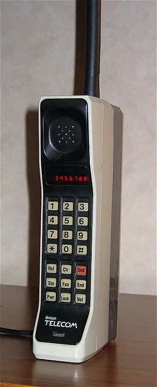 zdjęcie przedstawiające pierwszy komercyjny telefon komórkowy - model Motorola DynaTAC 8000X