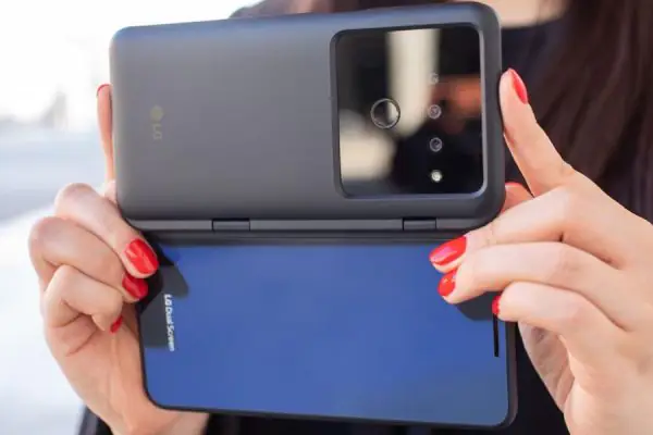 grafika przedstawiająca smartfona LG V50 ThinQ 5G