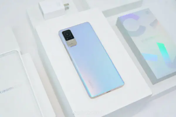 grafika przedstawiająca smartfona Xiaomi Civi