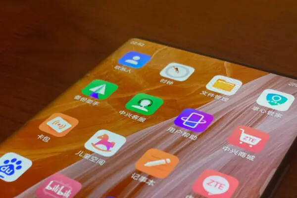grafika przedstawiająca smartfona ZTE Axon 40