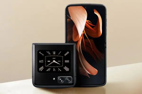grafika przedstawiająca smartfona Motorola Moto Razr 2022