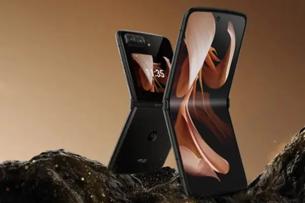 grafika przedstawiająca smartfona Motorola Razr 2022
