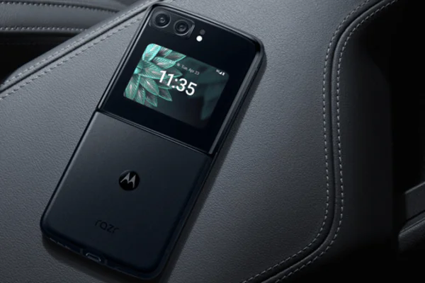 grafika przedstawiająca smartfona Motorola Razr 2022