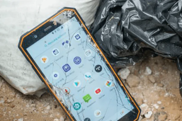 pęknięty ekran telefonu komórkowego
