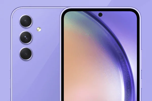 Grafika przedstawiająca model smartfona Samsung Galaxy A55 5G w fioletowym wariancie kolorystycznym na fioletowym tle