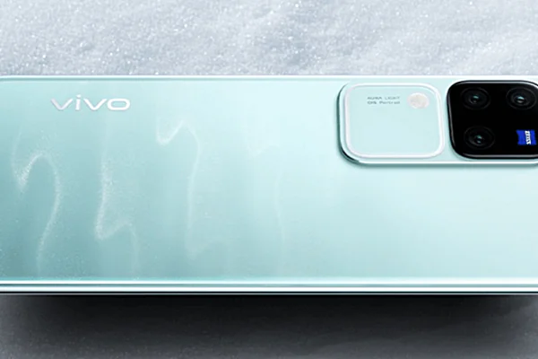 Fotografia przedstawiająca model vivo V30 Pro w morskim kolorze