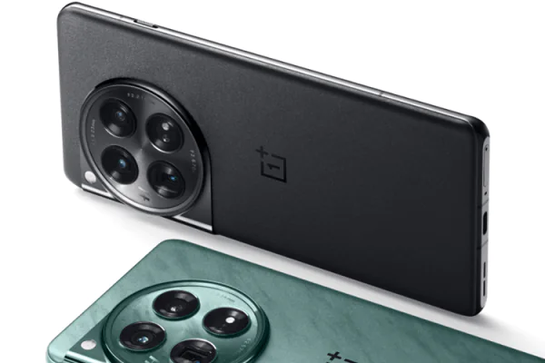 Fotografia przedstawiająca model OnePlus 12 w dwóch wersjach kolorystycznych