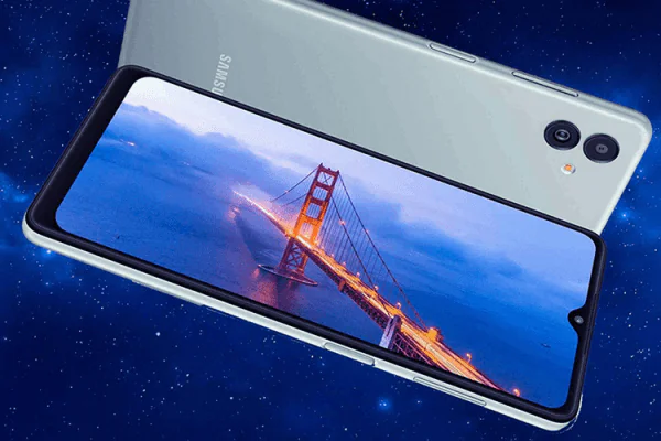 Grafika przedstawiająca model smartfona Samsung Galaxy M13 od frontu i od strony plecków