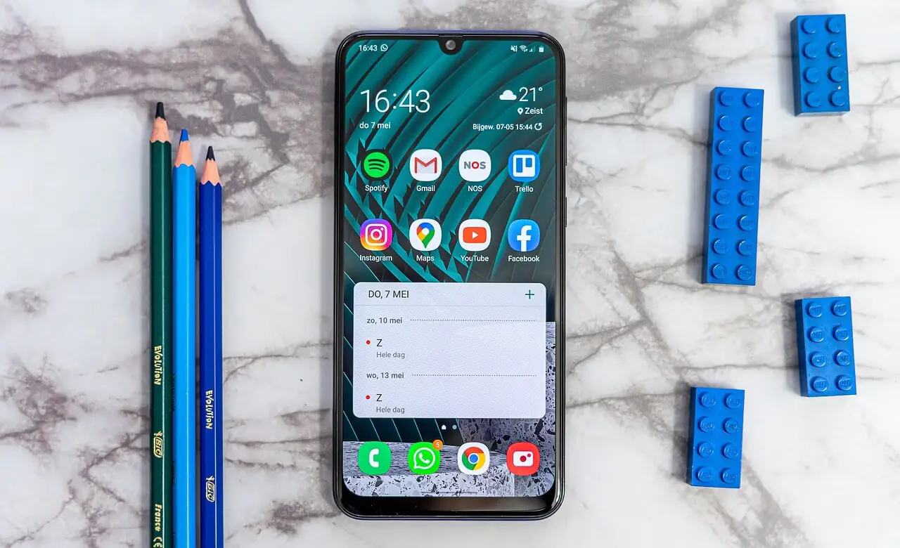 smartfon złączonym wyświetlaczem. Leży na stole.