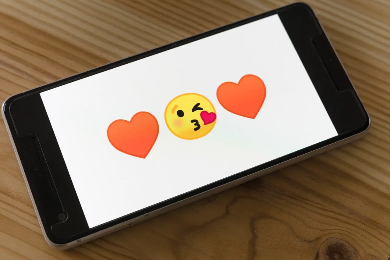 Smartfon wyświetlający emotikony