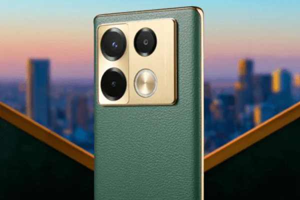 Grafika przedstawiająca smartfon Infinix Note 40 Pro 5G na tle panoramy miasta