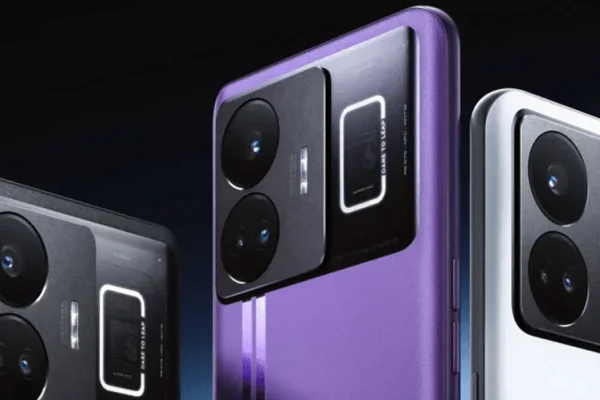 Grafika przedstawiająca trzy modele smartfona realme GT Neo3