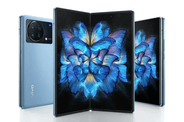 Grafika przedstawiająca prawdopodobny wygląd składanego smartfona vivo X Fold 3 Pro