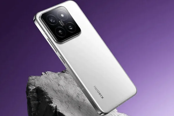 Grafika przedstawiająca telefon Xiaomi 14 w kolorze perłowym