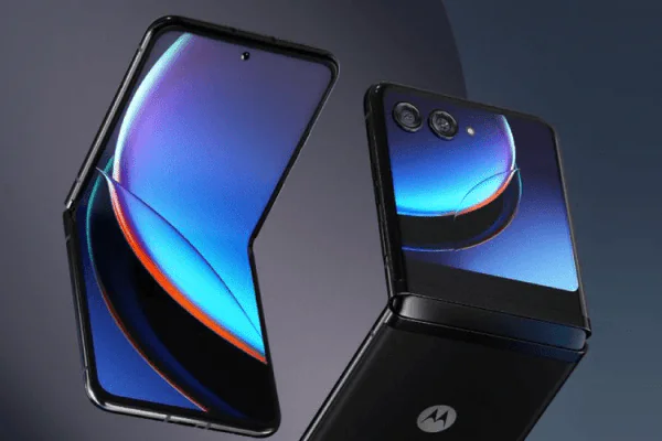 Grafika przedstawiająca Motorolę Razr 40 Ultra w ciemnej wersji kolorystycznej
