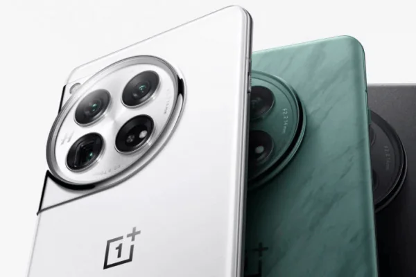 Grafika przedstawiająca smartfona OnePlus 12 w różnych wariantach kolorystycznych