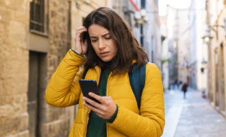 Telefon nie łączy się z internetem za granicą – dlaczego tak może być?