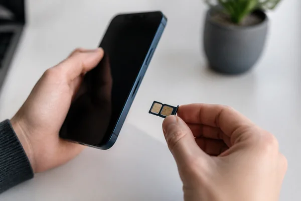 Dual SIM w iPhone. Jak korzystać z 2 kart SIM w iPhone?
