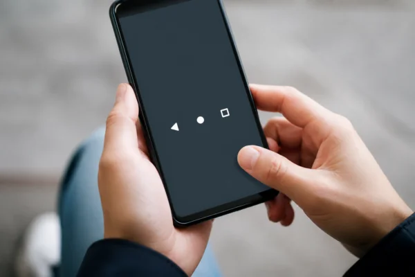 Co oznacza ikona trójkąta i strzałek w telefonie?