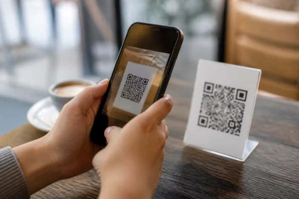 Jak zeskanować kod QR telefonem z Androidem i iPhonem z iOS?